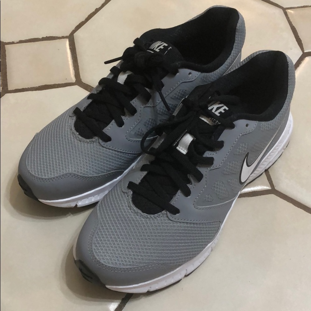 Men’s 8.5 Nike sneakers